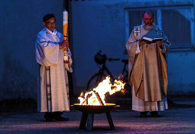 Osternacht ohne Gläubige: Pfarrer Stefan Saum steht in St. Peter (Schwarzwald) vor dem Osterfeuer.