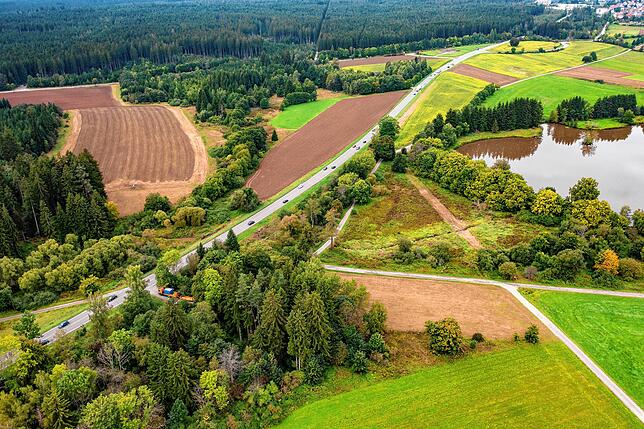 Hier in der Bildmitte soll der Neue Verkehrsknotenpunkt liegen, wo die Querspange der B 523 (im Bild von rechts) auf die B 33 (oben am ...