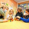 Immer zwei Erzieherinnen sind in den Kindertageseinrichtungen in Küssaberg für eine Gruppe zuständig. So wäre auch das Thema Sprache ...