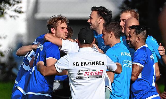 Geschafft: Nach dem Schlusspfiff wurde beim FC Erzingen der deutliche 4:1-Sieg beim FC Emmendingen gefeiert.