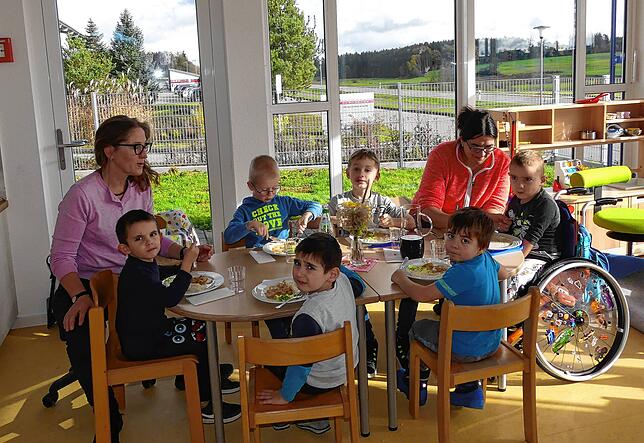 Den Kindern schmeckt das Mittagessen. Links Gloria Lotzer, Erzieherin KBZO, und rechts Sonderschullehrerin des KBZO, Angela Dietrich.