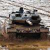 Ein Kampfpanzer der Bundeswehr vom Typ Leopard 2A6 fährt während einer Gefechtsvorführung über den Übungsplatz.