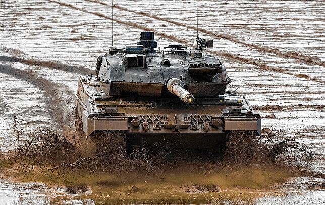 Ein Kampfpanzer der Bundeswehr vom Typ Leopard 2A6 fährt während einer Gefechtsvorführung über den Übungsplatz.