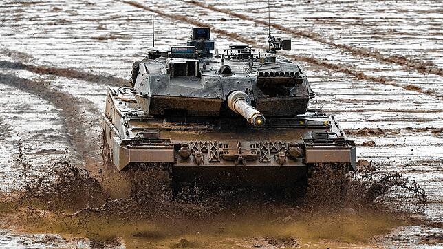 Ein Kampfpanzer der Bundeswehr vom Typ Leopard 2A6 fährt während einer Gefechtsvorführung über den Übungsplatz.