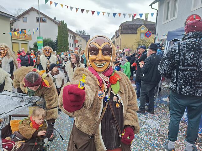 Bild 13: VHN-Narrentreffen 2025: Der große Umzug in Öflingen sorgt für jede Menge Spaß!