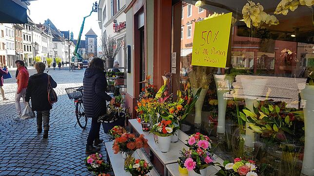 Frühlingsgefühle im Ausverkauf: Das Blumengeschäft Florem nahe des Villinger Latschariplatzes bietet 50 Prozent Rabatt auf alle Pflanzen ...