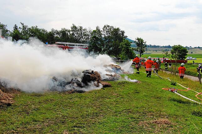 Bild 27: Großeinsatz für die Feuerwehren in Sumpfohren: Ein Gebäude des Hofs Bogenschütz brennt