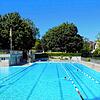 Mindestabstand ist das oberste Gebot in Zeiten von Corona, auch beim Schwimmen. Im Freibad Laufenburg/CH sind Bahnen gezogen, um das ...