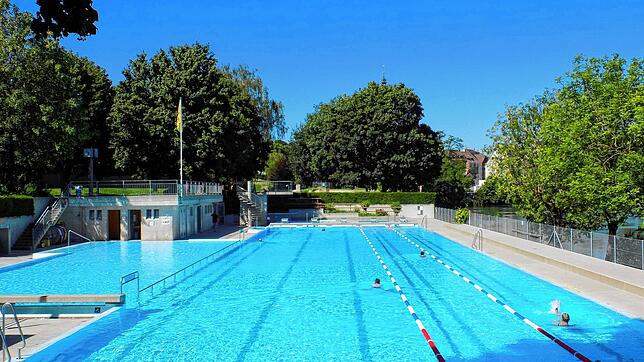 Mindestabstand ist das oberste Gebot in Zeiten von Corona, auch beim Schwimmen. Im Freibad Laufenburg/CH sind Bahnen gezogen, um das ...