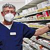 Matthias Fellhauer, Direktor der Krankenhausapotheke im Schwarzwald-Baar Klinikum, steht im großen Lagerraum. Hier lagern stets 3000 bis ...