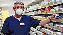 Matthias Fellhauer, Direktor der Krankenhausapotheke im Schwarzwald-Baar Klinikum, steht im großen Lagerraum. Hier lagern stets 3000 bis ...