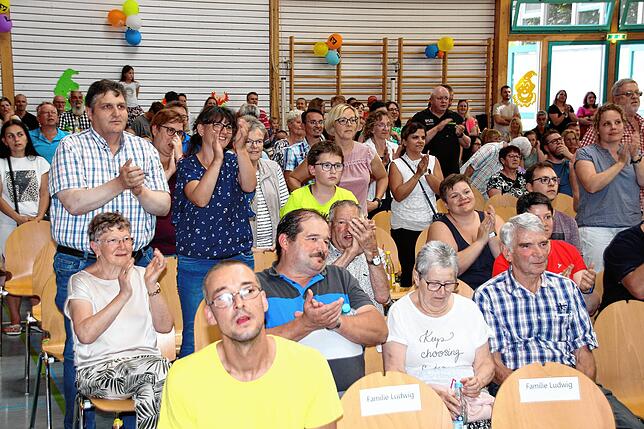 Bild 2: Bildergalerie der Zirkusaufführung in der Grundschule Wald