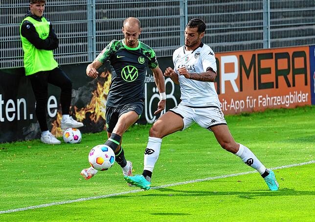 Intensive Zweikämpfe lieferten sich die Spieler des VfL Wolfsburg und von Spezia Calcio gestern beim Testspiel in Villingen. Das Bild ...