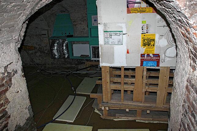 Wenige Tage vor der Fertigstellung der umfangreichen Modernisierung und strukturellen Erneuerung des ausgebauten Schlosskellers warf ein ...
