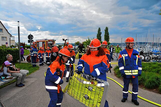 Höchst konzentriert verlegten die Mitglieder der Jugendfeuerwehr die Schläuche zur Brandbekämpfung.
