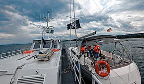 Neben der deutschen Fahne weht auf dieser Segeljacht auch eine Piratenflagge. Die Crew sei „sichtlich erleichtert“ gewesen, nachdem die ...