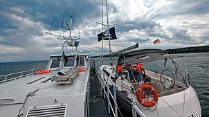 Neben der deutschen Fahne weht auf dieser Segeljacht auch eine Piratenflagge. Die Crew sei „sichtlich erleichtert“ gewesen, nachdem die ...