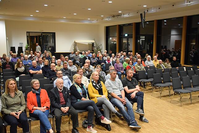 Rund 100 Bürger, darunter auch die Gemeinderäte, waren bei der Einwohnerversammlung im Seeum in Bodman.