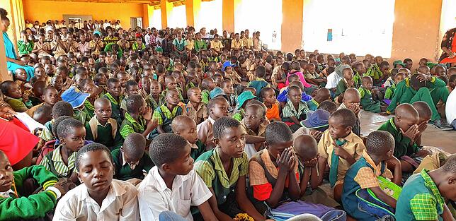 Die circa 700 Kinder, die an der „Chengeta Primary and Secondary School“ unterrichtet werden, sind mit Begeisterung bei der ...