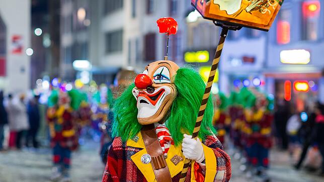 Die Basler Fasnacht beginnt am Montag nach Aschermittwoch um Punkt 4 Uhr morgens und dauert drei Tage.