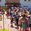 Vor dem Strandbad in Friedrichshafen hat sich vor der Öffnung eine lange Schlange gebildet: Als die Tore aufgehen, teilt sich der Pulk ...