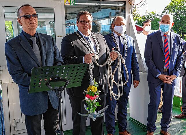 Ein Anker als Symbol des festen Halts: Die Pilgerfahrer aus Moos (links Pfarrer Stefan Hutterer und Bürgermeister Patrick Krauss) ...