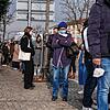 Lange Warteschlangen beim Impftag am 7. November in Singen: Wer sich zum ersten, zweiten oder dritten Mal gegen das Coronavirus impfen ...