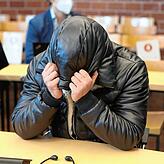 Eugen B. soll als mutmaßlicher Chef der Zuhälterbande die Fäden gezogen und die durch Zwangsprostitution verdienten Gelder an sich ...