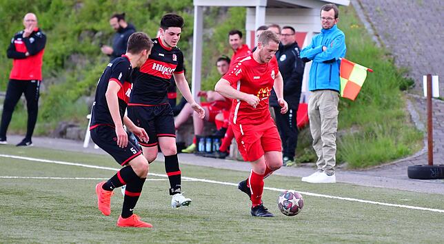 Bild 25: FC Rot-Weiß Weilheim besiegt den FC Wallbach im &bdquo;Duell am Strich&ldquo; mit 3:1 &ndash; wir haben die Bilder!