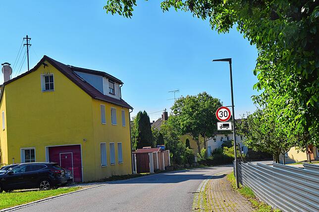 An manchen Stellen in Heudorf gilt für den Schwerlastverkehr schon Tempo 30. Daran hält sich aber kaum jemand. Dann wird auf den ...