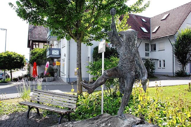 Die Quakenzunft Ehingen bereichert den Dorfmittelpunkt in Ehingen mit einem „Quak“ in Bronze gegossen. Im Hintergrund des Brunnen das ...