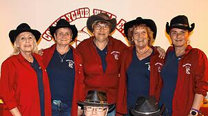 Der erweitere Vorstand des Countryclubs Wehr (hinten von links): Sylvia Roeder, Constanze Feder, Michaela Mohr, Monika Stobbe und Steffi ...