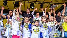 So sehen Sieger aus: Beim Laufradrennen gibt es keine Verlierer. Alle Teilnehmer haben eine Medaille bekommen. Hinten Markus Spettel ...