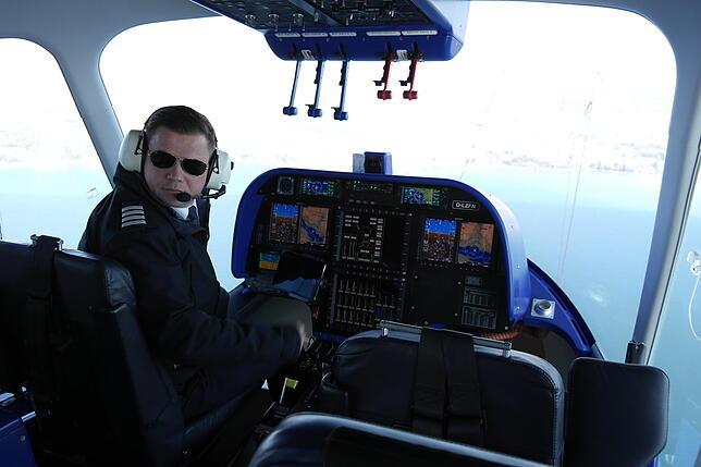 Zeppelin-Pilot Oliver Pentzek steuert den Zeppelin am ersten Tag der Saison 2019.