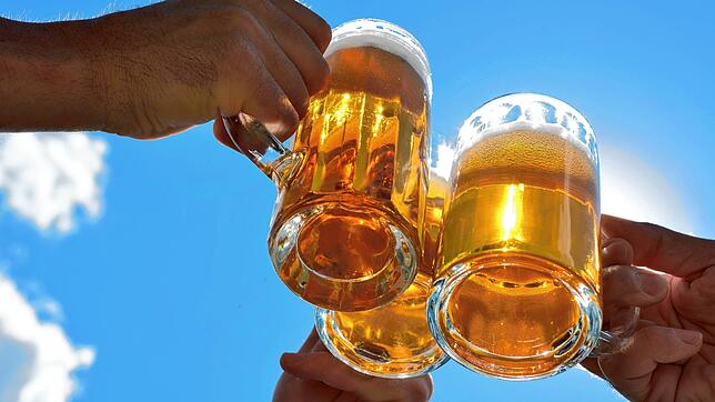 Sommer, Durst und schon heißt&lsquo;s &bdquo;Hoch die Tassen&ldquo;. Das ist ok &ndash; nur aufs Rad und hinters Autosteuer sollte man ...