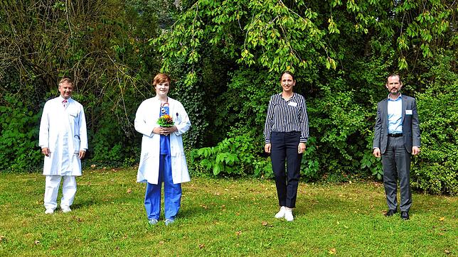 Glückwünsche zu ihrer Ernennung als Oberärztin bekam Daniela Schmitt (2. von links) unter anderem von Chefarzt Frank Hinder (links), der ...