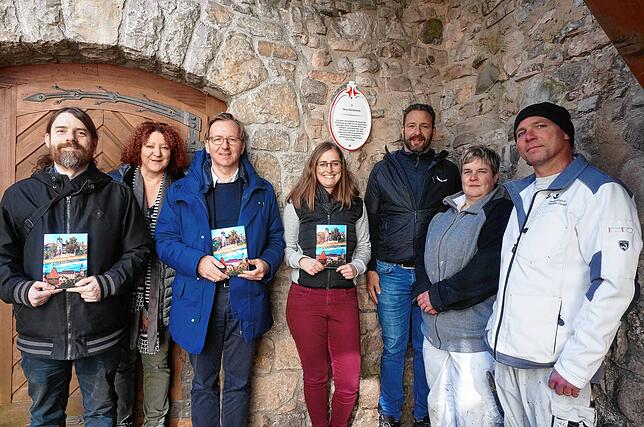 Freude über neue Rundgang-Tafeln und Broschüren für das historische Waldshut-Tiengen: Vor der Tafel beim Storchenturm in Tiengen stehen ...
