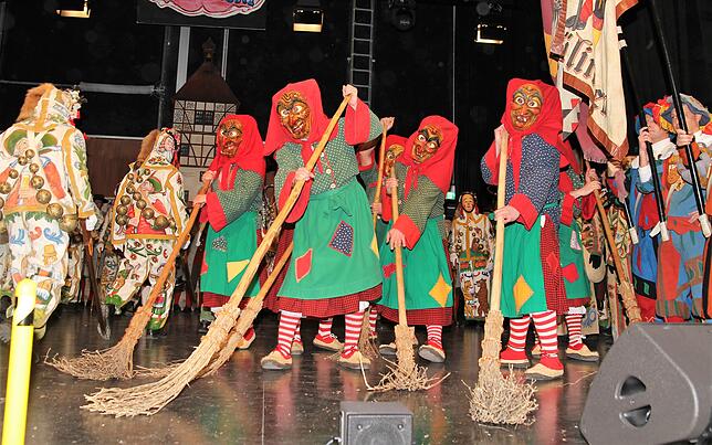 Bild 21: Clowns, wilde Tiere und Zauberer in der Manege: So feierten die Bräunlinger Narren ihren Zunftball 2019