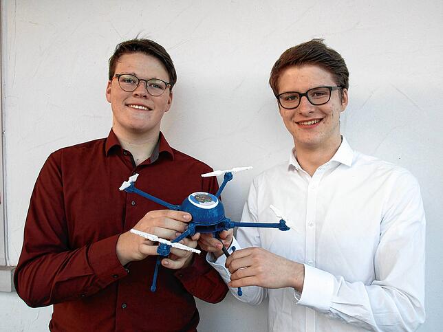 Der Anfang: Tristan Menzel (links) und Felix Südland im Januar 2020 mit dem Modell der Drohne.
