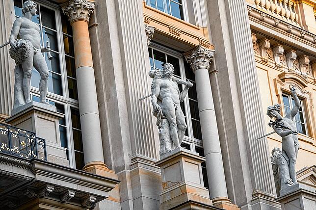 Das Gebäude des Skulpturensaales mit antiken Skulpturen im Schlüterhof des Humboldt Forums.