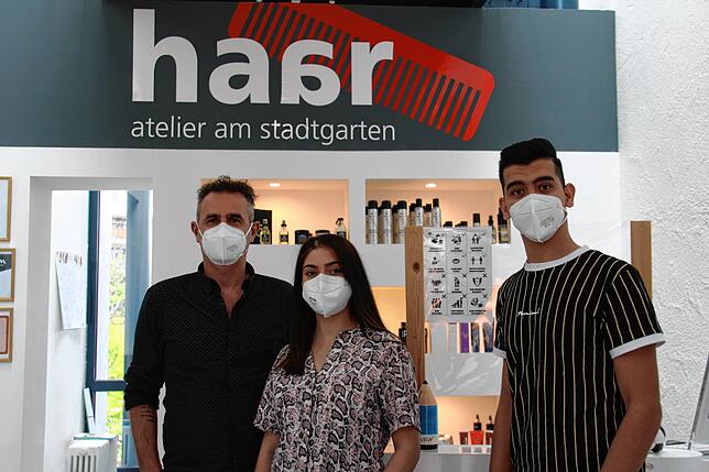 Basil Al-doori, Inhaber des Haarateliers am Stadtgarten, mit den Mitarbeitern Valeria Labuske und Salwan Dawood (von links)