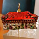 Das Konstanzer Konzilgebäude ganz detailgenau als Christbaumschmuck. Dies war das zweite Ornament der siebenteiligen Serie.