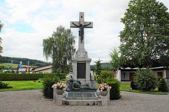 Auch auf dem Nenzinger Friedhof gibt es ein Denkmal für die Gefallenen der beiden Weltkriege.