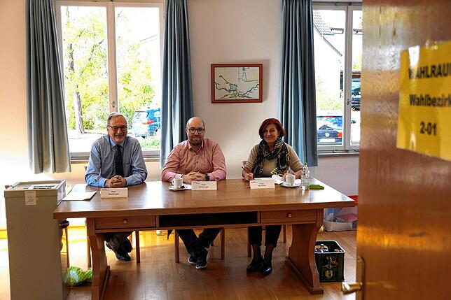 Gerhard Seeberger, Raphael Gnädinger und Michaela Hemmer im Wahllokal in Espasingen.