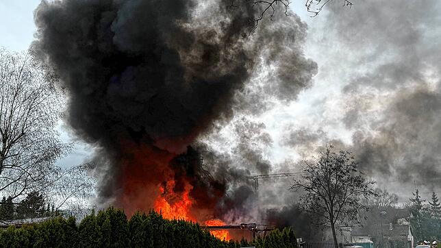Rabenschwarze Rauchwolken über Hilzingen: Es brennt in einer Lagerhalle.