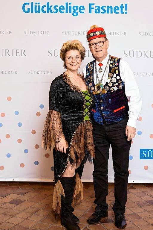 Bild 5: Bilder der SWR-Fasnacht im Konzil: Strahlende Narren vor der SÜDKURIER-VIP-Wand