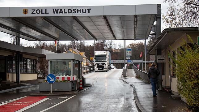 Täglich rollen tausende Fahrzeuge über die alte Rheinbrücke.