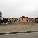 Der Vorplatz der Meßkircher Stadthalle wird auf absehbare Zeit nicht begrünt werden. Hier sollten als Ausgleichmaßnahme für den Bau des ...