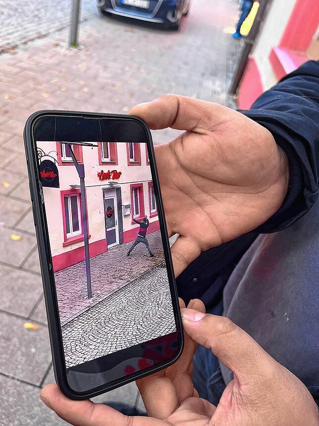Zeugen filmen die Attacke auf eine Kneipe in der Färberstraße.