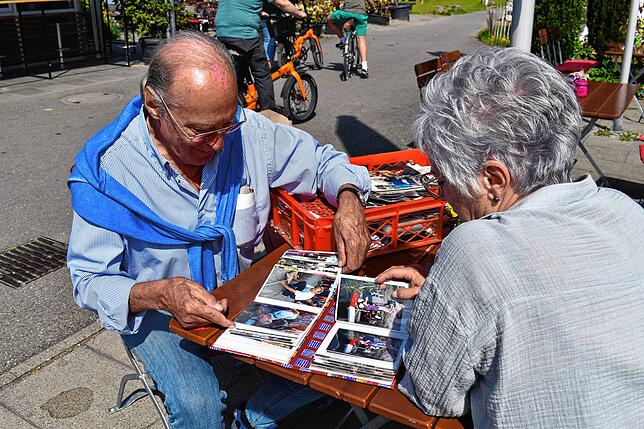 Schwelgen in Erinnerungen: Gernot Beyer, ehemaliger Betreiber des Campingplatzes Sandseele, und Dauercamperin Birgit Maier sehen sich ...